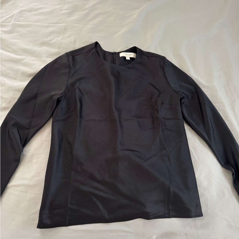 Veules -Sleeve Crewneck Top in Black